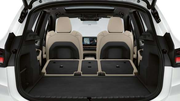 BMW 2 серии Active Tourer U06 2021 в цвете Mineral White металлик, багажное отделение