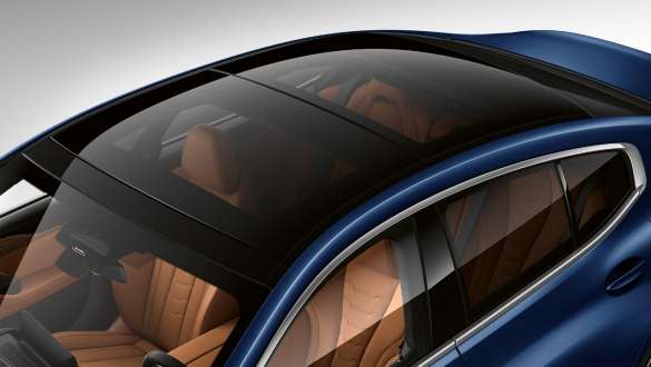 Панорамная стеклянная крыша автомобиля BMW 8 Серии Gran Coupé G16 LCI Facelift (рестайлинг 2022 года) в эксклюзивном цвете BMW Individual Морозный Синий Танзанит металлик, M850i xDrive