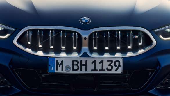 BMW 8 серии Gran Coupé G16 LCI Facelift (рестайлинг 2022 года) эксклюзивного цвета BMW Individual Морозный Синий Танзанит металлик, решетка радиатора BMW Iconic Glow