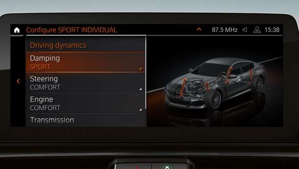 Адаптивная подвеска М автомобиля BMW 8 серии Gran Coupé G16 LCI Facelift (рестайлинг 2022 года), центральный дисплей крупным планом