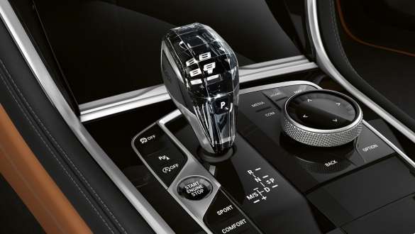 Стеклянная отделка деталей интерьера CraftedClarity автомобиля BMW 8 серии Gran Coupé G16 LCI Facelift (рестайлинг 2022 года), центральная консоль, крупным планом