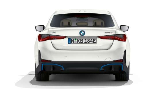 BMW i4 eDrive40 G26 2021 в цвете Mineral White вид сзади