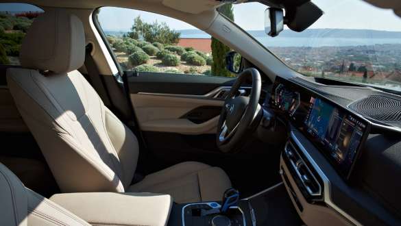 Передние сиденья BMW i4 G26 2021 вид интерьера