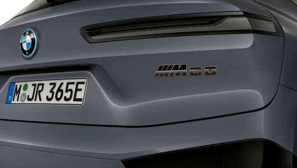 BMW iX M60 i20 2022 электрический SUV электрический автомобиль в цвете Oxid Grey metallic, Значок M сзади 