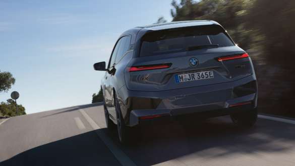 BMW iX M60 i20 2022 электрический SUV система Launch Control, вид сзади в движении