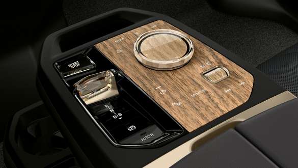 BMW iX M60 i20 2022 электрический SUV, интерьер с центральной консолью BMW iDrive