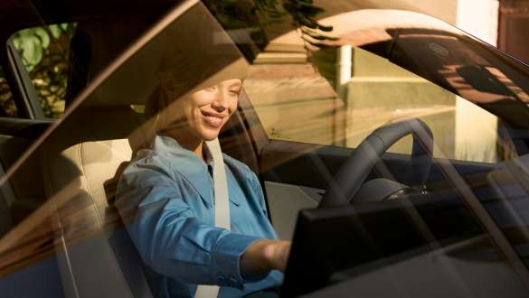 Интерьер BMW, улыбающаяся женщина в сиденье водителя