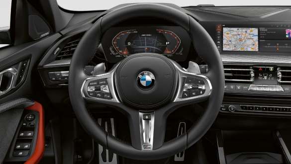 Cпортивное рулевое управление М. BMW M135i xDrive со спортивным рулевым управлением M.