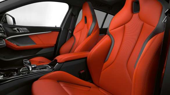 Спортивные сиденья М. Салон BMW M135i xDrive со спортивными сиденьями M для водителя и переднего пассажира.