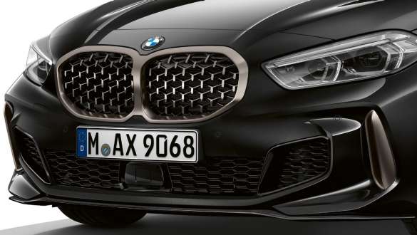 Решетка радиатора BMW в сетчатом исполнении. BMW M135i xDrive в Black Sapphire металлик с решеткой радиатора BMW в сетчатом исполнении из Cerium Grey.