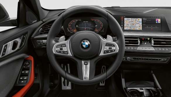 Кожаный руль М. Кабина BMW M135i xDrive с кожаным рулем M.