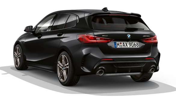 Пакет аэродинамики М. BMW M135i xDrive в Black Sapphire металлик, вид сзади с пакетом аэродинамики M