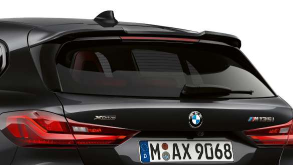 Задний спойлер М. BMW M135i xDrive в Black Sapphire металлик, вид сзади с задним спойлером М.