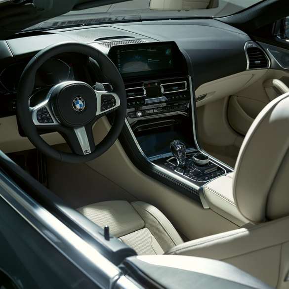 BMW M850i xDrive Кабриолет, кабина. BMW M850i xDrive Кабриолет в Dravit Grey металлик с открытым мягким верхом, кабина с кожаным рулевым колесом M.