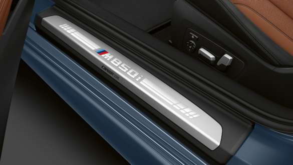 Пороги с обозначением M850i. Пороги BMW M850i xDrive Coupé с обозначением M850i.