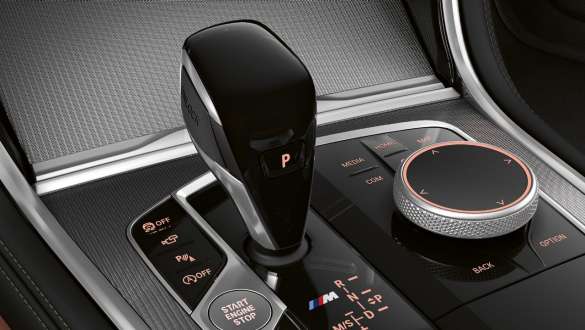 Стеклянные вставки ‘CraftedClarity’. BMW M850i xDrive, салон, снимок рычага переключения передач с применением стекла «CraftedClarity».
