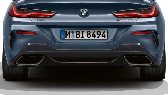 Выхлопные трубы слева и справа. BMW M850i xDrive Coupé с выхлопными трубами слева и справа.