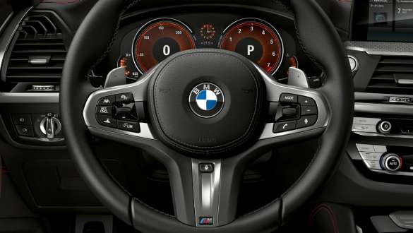 BMW X4 M40i и BMW X4 M40d, кожаный руль M. BMW X4 M40i и BMW X4 M40d, салон, кабина с кожаным рулем M.