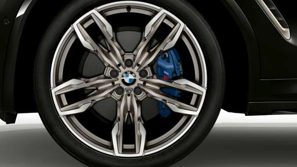 BMW X4 M40i и BMW X4 M40d со спортивными тормозомами M. BMW X4 M40i и BMW X4 M40d в Black Sapphire металлик, экстерьер, легкосплавные диски со спортивными тормозомами M.