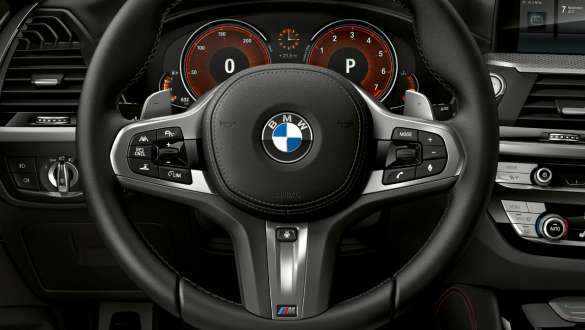 BMW X4 M40i и BMW X4 M40d, спортивное рулевое управление Variable. BMW X4 M40i и BMW X4 M40d, салон, кабина, кожаное рулевое колесо M, спортивное рулевое управление Variable.