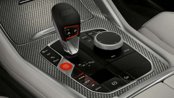 BMW X5 M Competition с коробкой передач M Steptronic F95 8-ступенчатая АКПП M Steptronic с Drivelogic BMW M5 M Competition F95 2020 SUV, салон, рычг селектора крупным планом