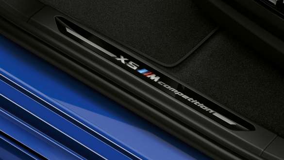 или декоративные накладки на пороги с надписью "X5 М Competition" у BMW X5 M Competition F95 Декоративные накладки на пороги с надписью "Х5 М Competition" BMW X5 М Competition F95 2020 SUV, экстерьер