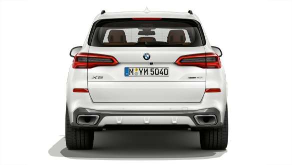 BMW X5 xDrive40i вид сзади на три четверти BMW X5 xDrive40i G05 2018 Mineral White металик, вид сзади на три четверти