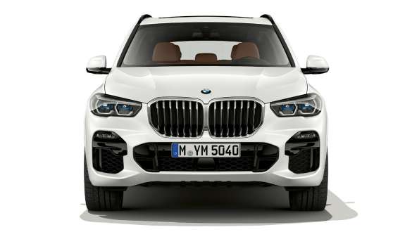 BMW X5, вид спереди на три четверти BMW X5 G05 2018 Mineral White металик, вид спереди на три четверти ночью