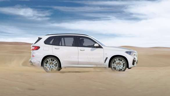 Режим вождения BMW X5 xSand Режим вождения xSand BMW X5 G05 2018 Mineral White металик, вид сбоку при движении на песке