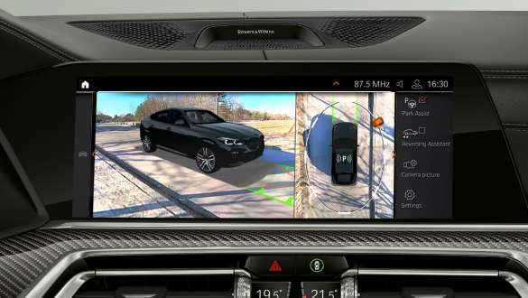 Проекционный дисплей с парковочным помощником Plus. Кабина BMW X6 с видом на ассистента парковки Plus на проекционном дисплее.