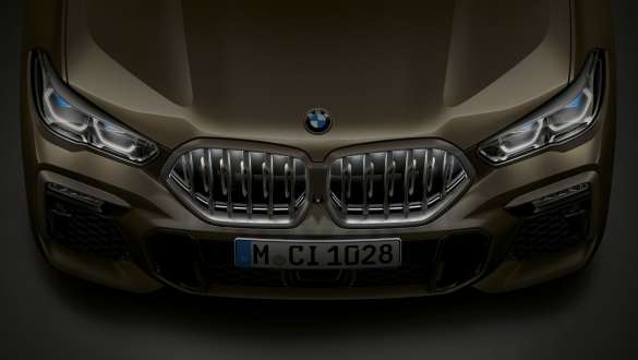 BMW X6, передняя часть. Вид спереди на BMW X6 с решеткой радиатора BMW ‘Iconic Glow’ с высоты птичьего полета.