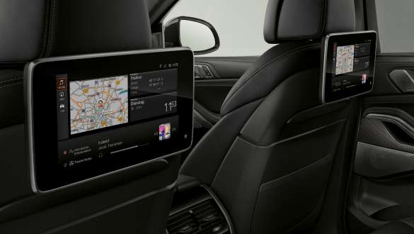 Система развлечения на заднем сидении Professional. Крупный план салона BMW с акцентом на системе развлечения на заднем сидении Professional.