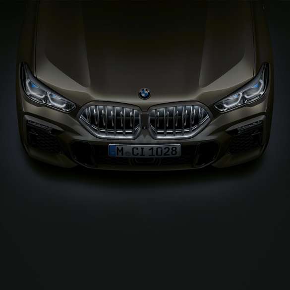 BMW X6, вид спереди. Вид спереди на BMW X6 с решеткой радиатора BMW ‘Iconic Glow’ с высоты птичьего полета.
