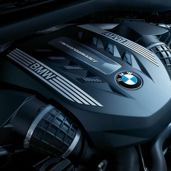 Двигатель BMW X6. Вид двигателя BMW X6 крупным планом.