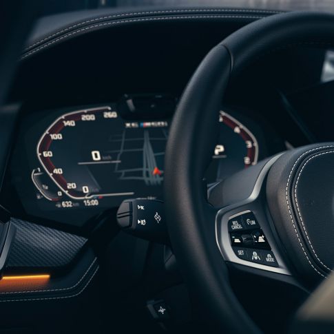 Системы помощи BMW. Крупный план салона BMW с акцентом на приборную панель.