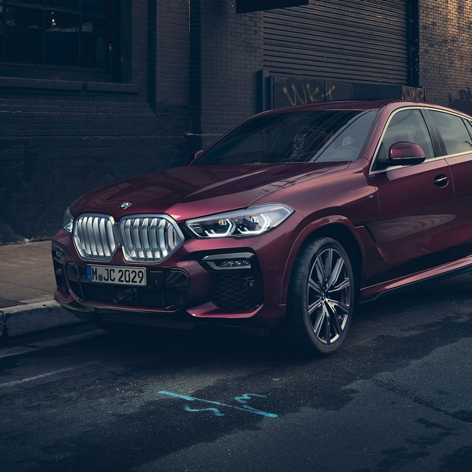 Экстерьер BMW X6 Individual. BMW X6 Individual, вид спереди с поворотом в три четверти.