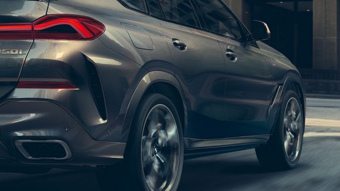 Адаптивная подвеска М Professional. Вид сзади с поворотом в три четверти BMW X6.