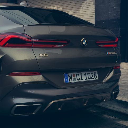 Спортивная выхлопная система М BMW X6. Крупный план спортивной выхлопной системы М BMW X6.