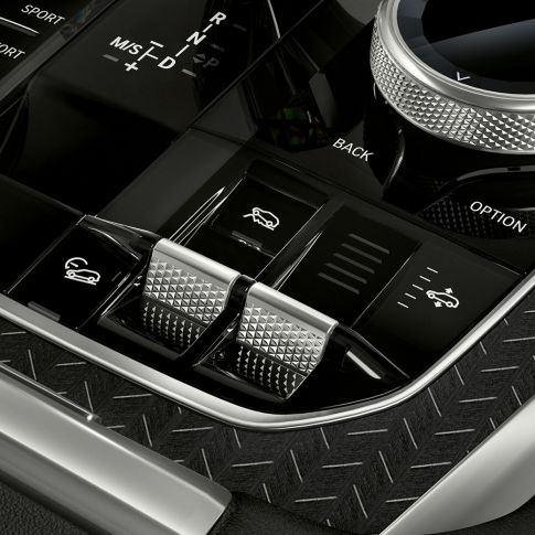 Центральная консоль BMW X6. Крупный план салона BMW X6 с видом на центральную консоль.