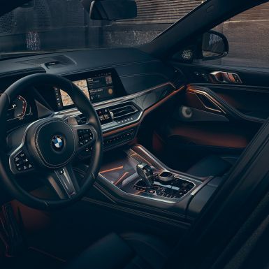 Cockpit with view of 12,3“ Displays. BMW X6 cockpit with view of 12,3“ Displays.