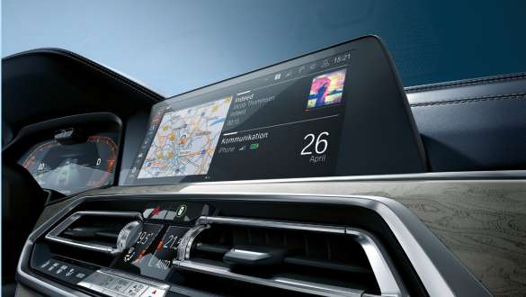 BMW Live Cockpit Professional Наклонный снимок под низким углом BMW Live Cockpit Professional