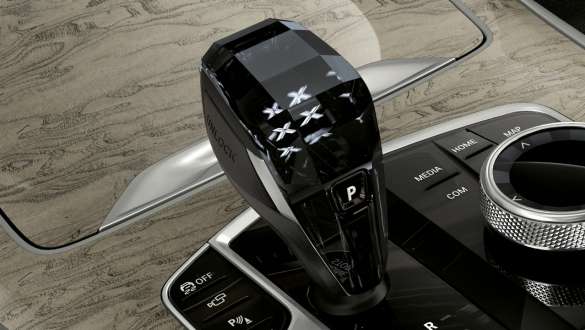 Примемение стекла CraftedClarity Крупный план применения стекла BMW X7 CraftedClarity