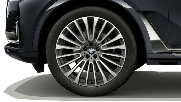 22-дюймовые колеса BMW X7 Крупный план 22-дюймовых колес BMW X7