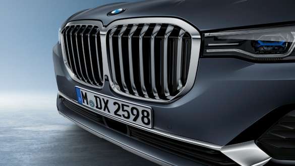 Решетка радиатора BMW Крупный план передней части BMW X7 с фокусом на решетку радиатора BMW