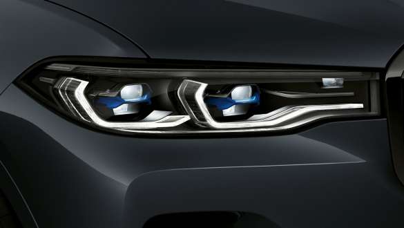 BMW Laserlight Крупный план передней части BMW X7 с фокусом на BMW laser light