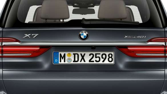 Задняя часть Сhrome Крупный план задней части BMW X7 Chrome
