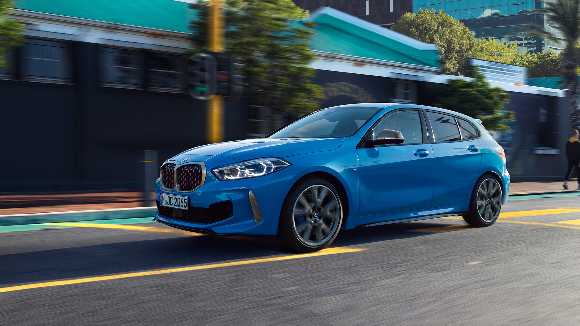 BMW 1 серии, вид сбоку с поворотом в три четверти. BMW 1 серии в Misano Blue металлик, вид спереди с поворотом в три четверти за рулем.