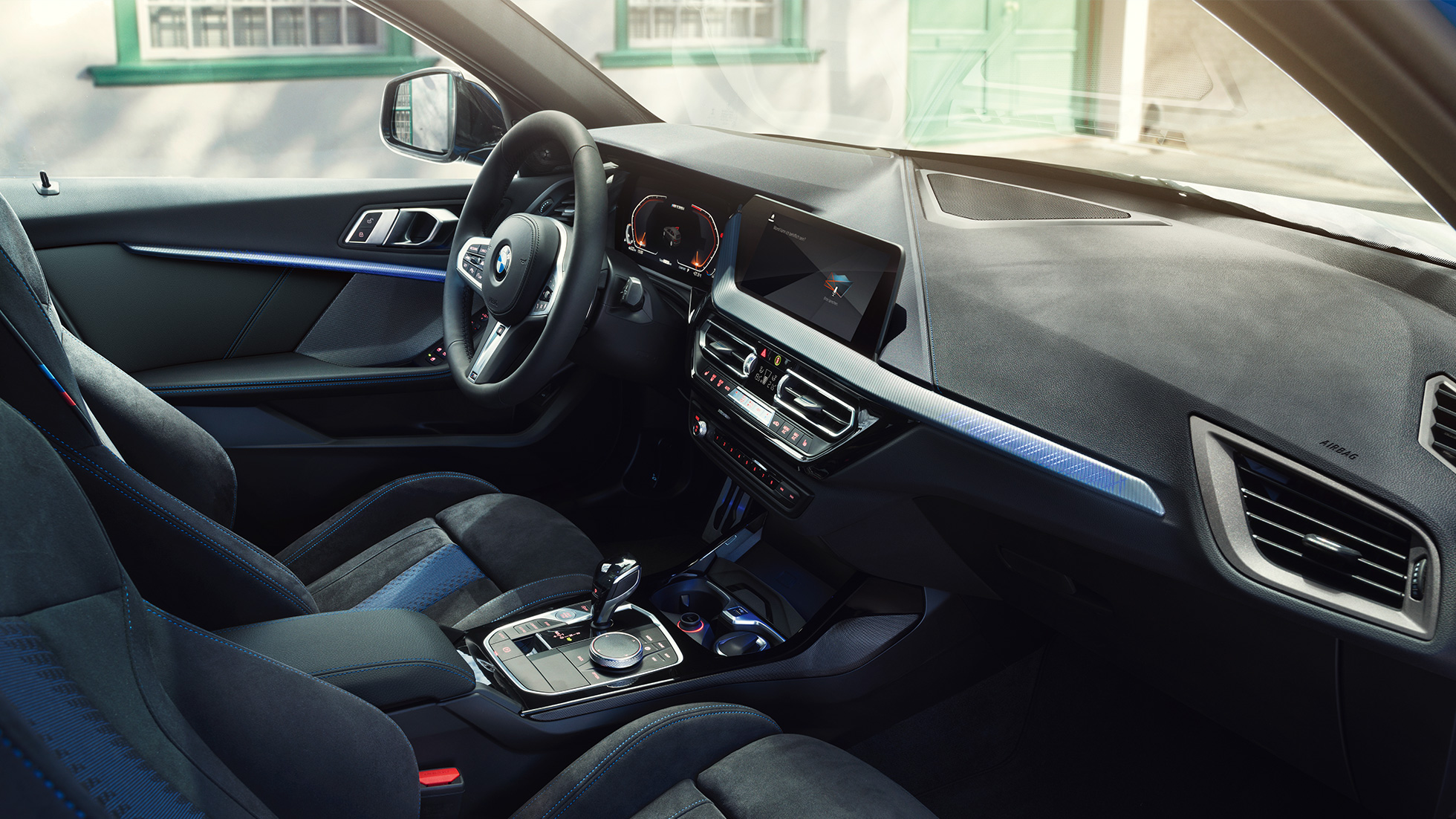 Спортивный салон BMW 1 серии. Кабина BMW 1 серии с сиденьями M Sport, кожаным рулевым колесом M и отделкой салона с подсветкой.