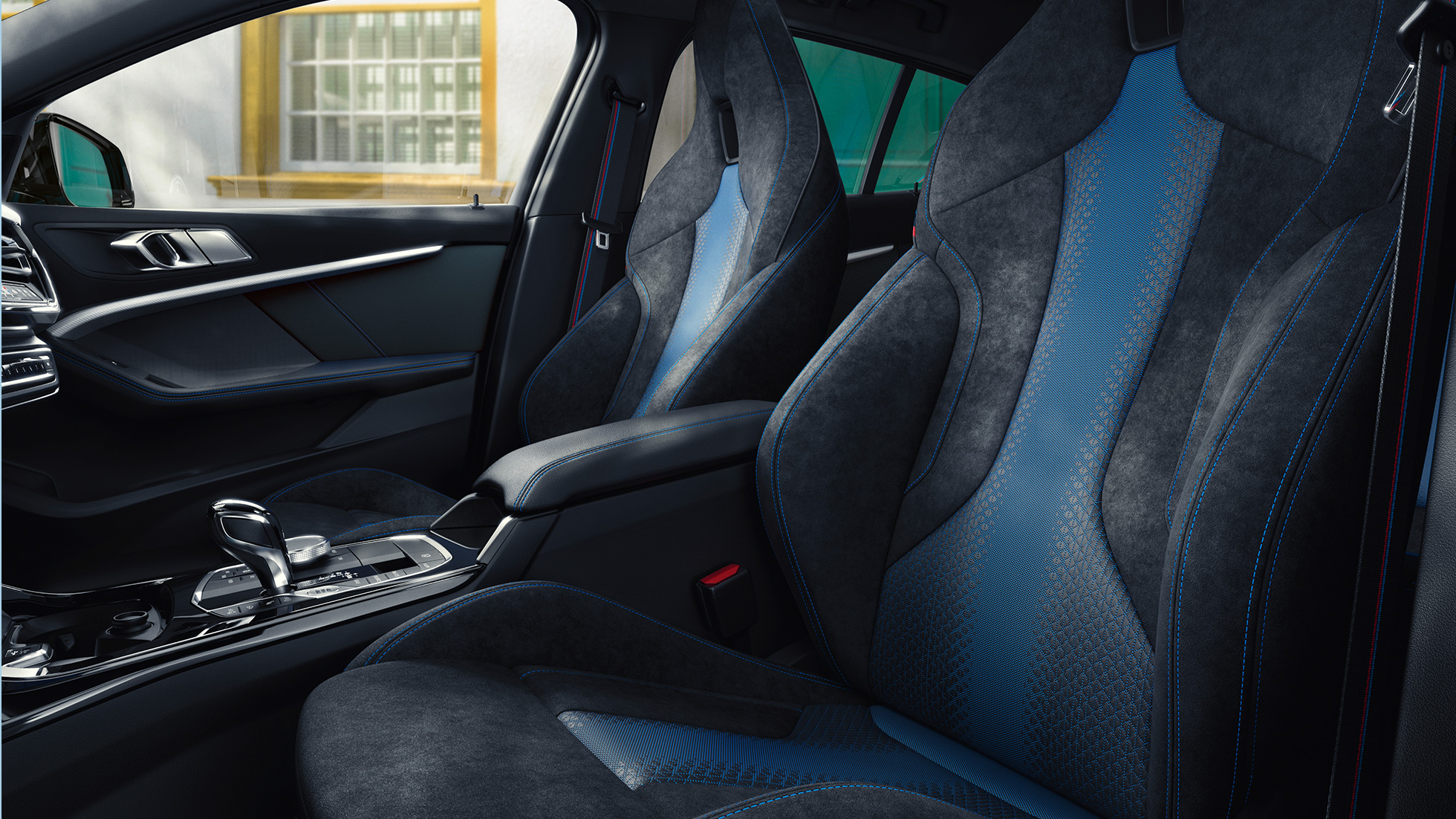 Сиденья M Sport. Эргономичные сиденья M Sport в BMW 1 серии с контрастной строчкой и встроенным подголовником.