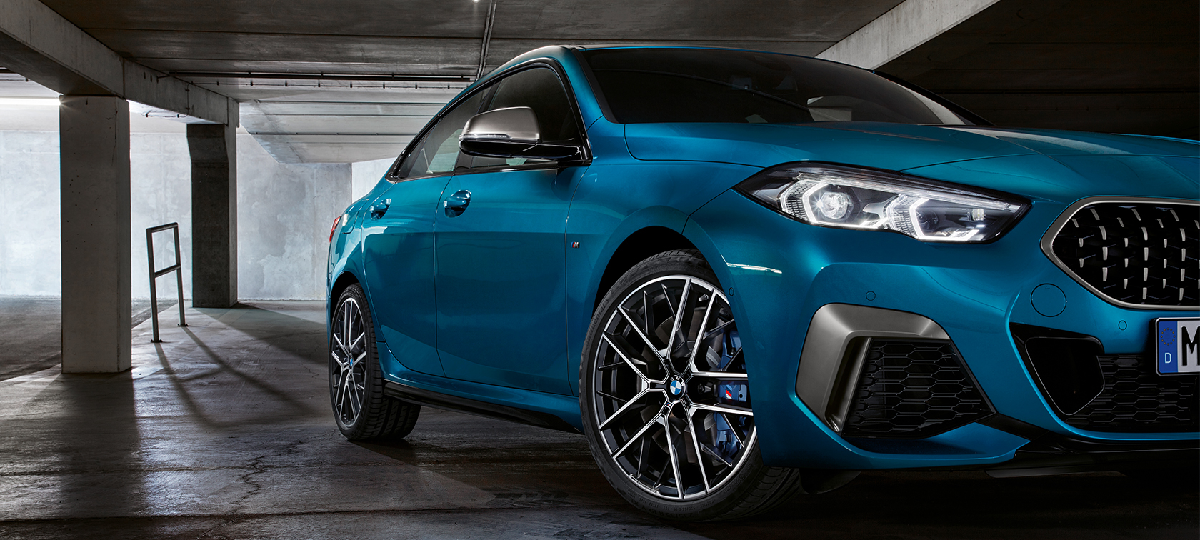 BMW 2 серии Gran Coupé вид спереди с поворотом в три четверти BMW 2 серии Gran Coupé Snapper Rocks Blue металлик F44 вид спереди с поворотом в три четверти